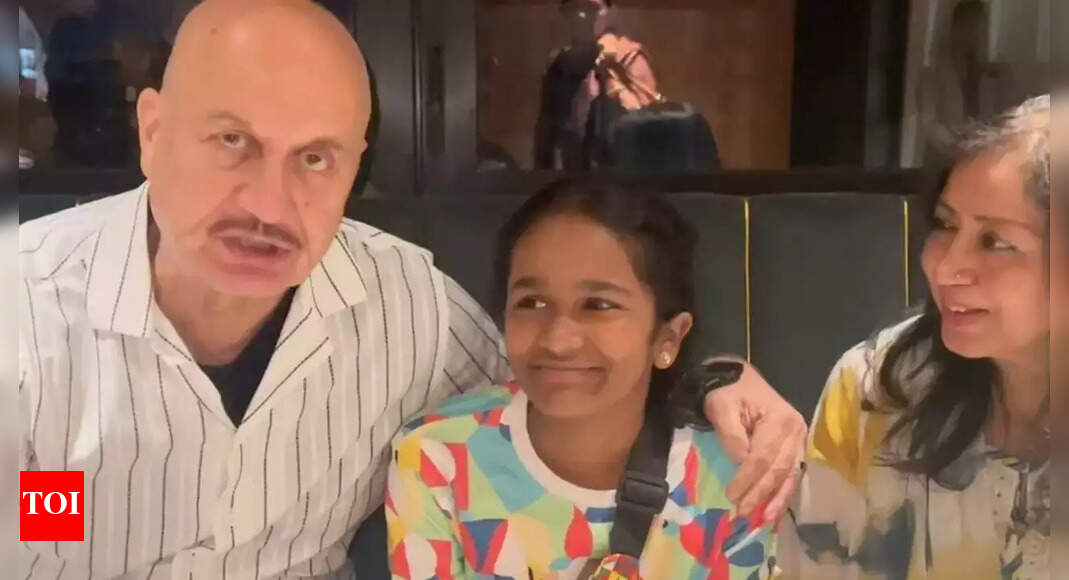 Anupam Kher gets emotional after Satish Kaushik’s daughter Vanshika calls him her father’s messenger of love - Watch video
