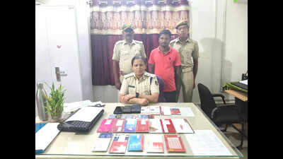 Fraudster arrested for duping girls