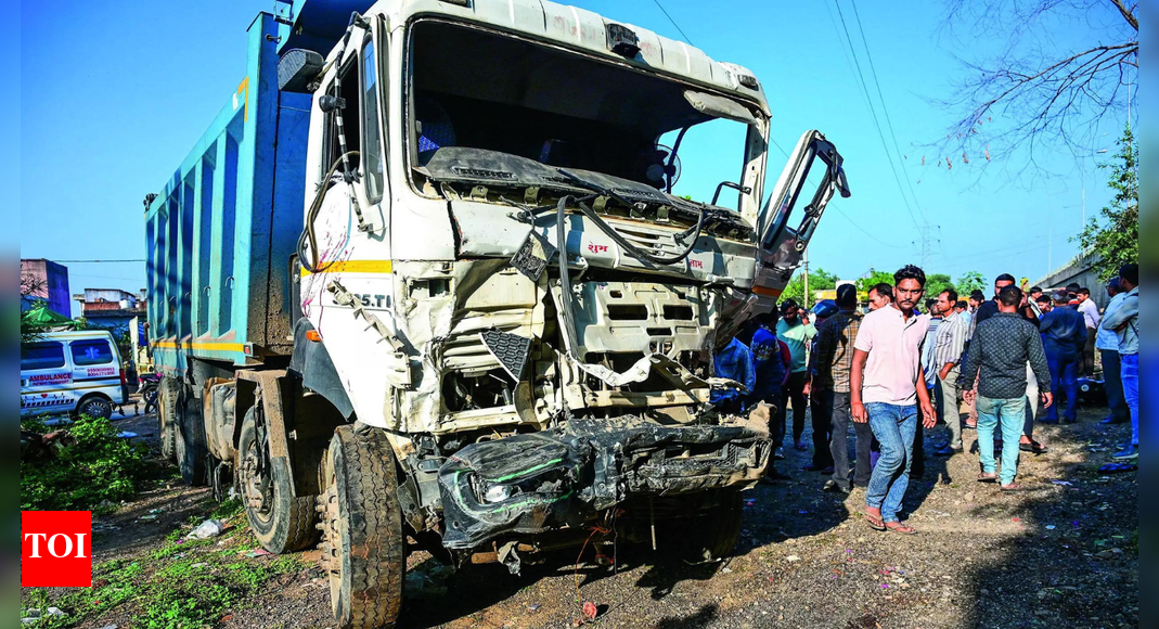 14 dead as dumper mows into 17 vehicles