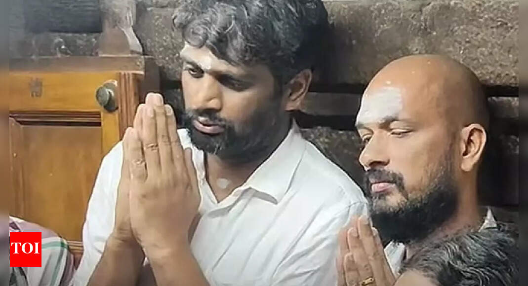 H. Vinoth visits Palani Murugan temple; fans click selfies, ‘Jana Nayagan’ gears up for grand January release