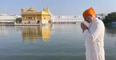 Anupam Kher extends warm wishes from Golden Temple on Guru Nanak Jayanti