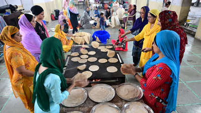  Sikh and Sindhi communities celebrate 556th birth anniversary of Guru Nanak today