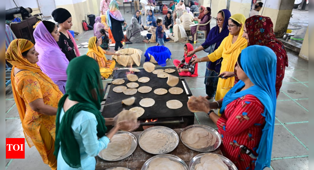 Mumbai: Sikh and Sindhi communities celebrate 556th birth anniversary of Guru Nanak today