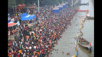 Thousands take holy dip in Ganga, Punpun sangam on Kartik Purnima