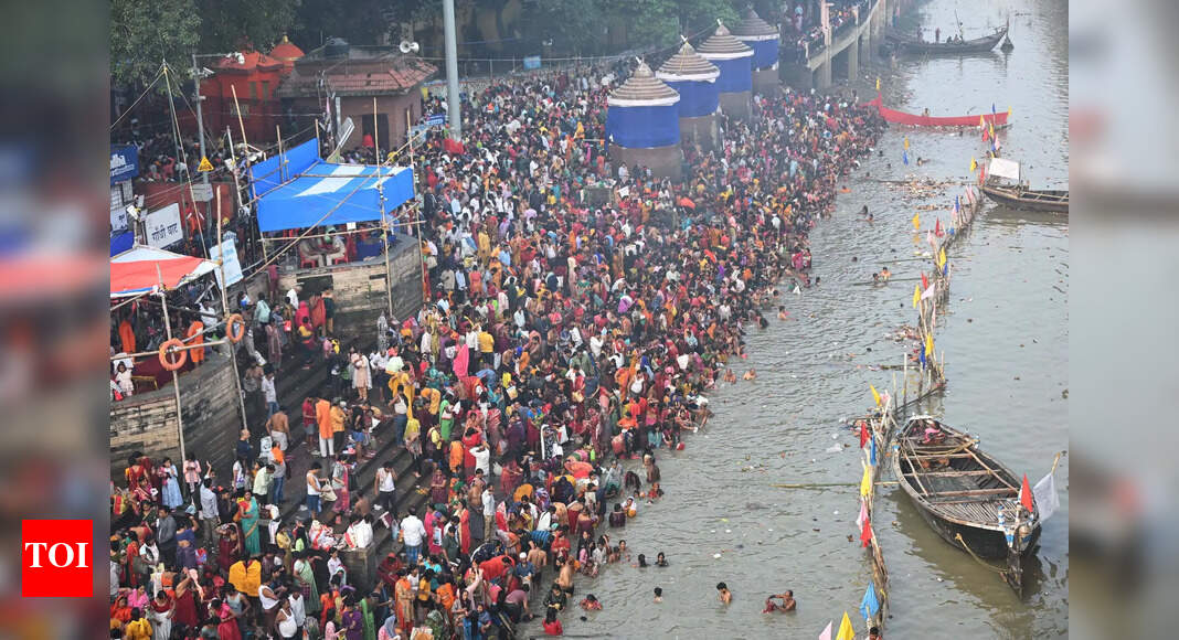 Thousands take holy dip in Ganga, Punpun sangam on Kartik Purnima
