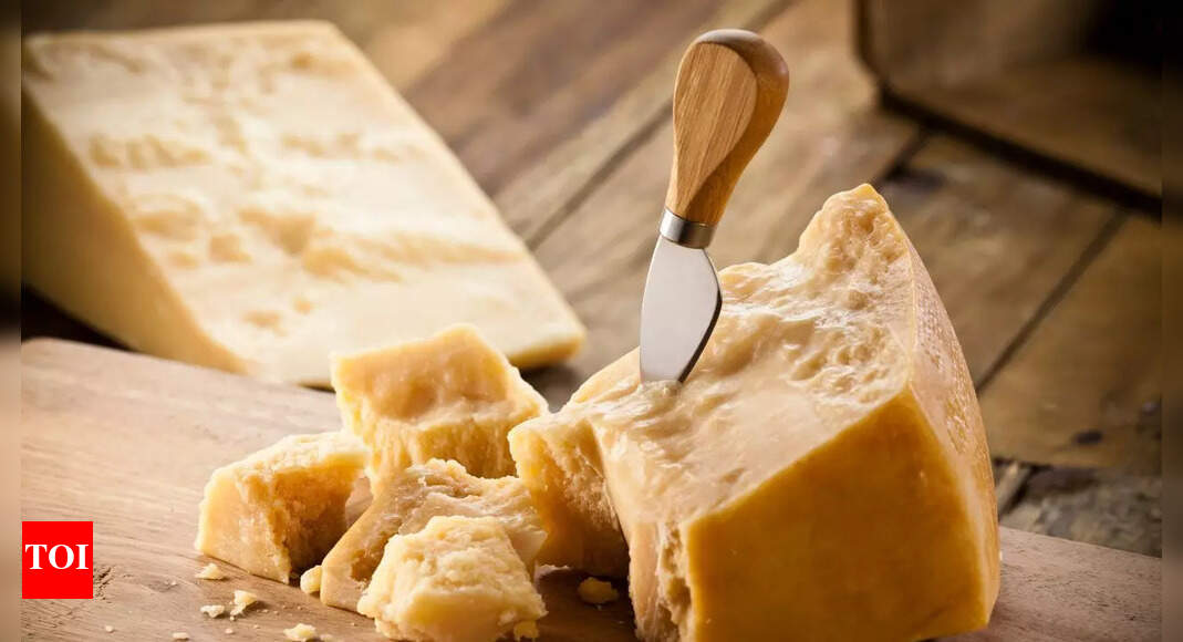 प्रोटीन बार भूल जाओ! पोषण विशेषज्ञ ने खुलासा किया कि परमेसन चीज़ फिटनेस कट्टरपंथियों के बीच तेजी से लोकप्रिय क्यों हो रही है |