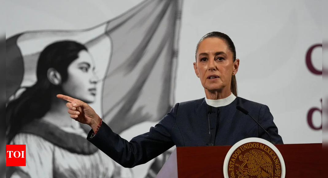 Man gropes Mexican president on street, held