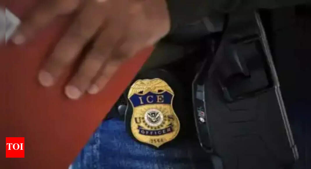 Parents, children watch as armed ICE officers detain teacher inside Chicago preschool