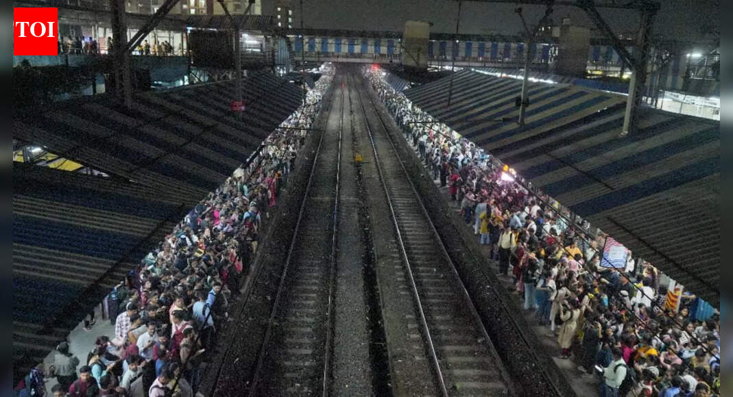 Mumbai tragedy: Two killed, three injured after being hit by train near ...