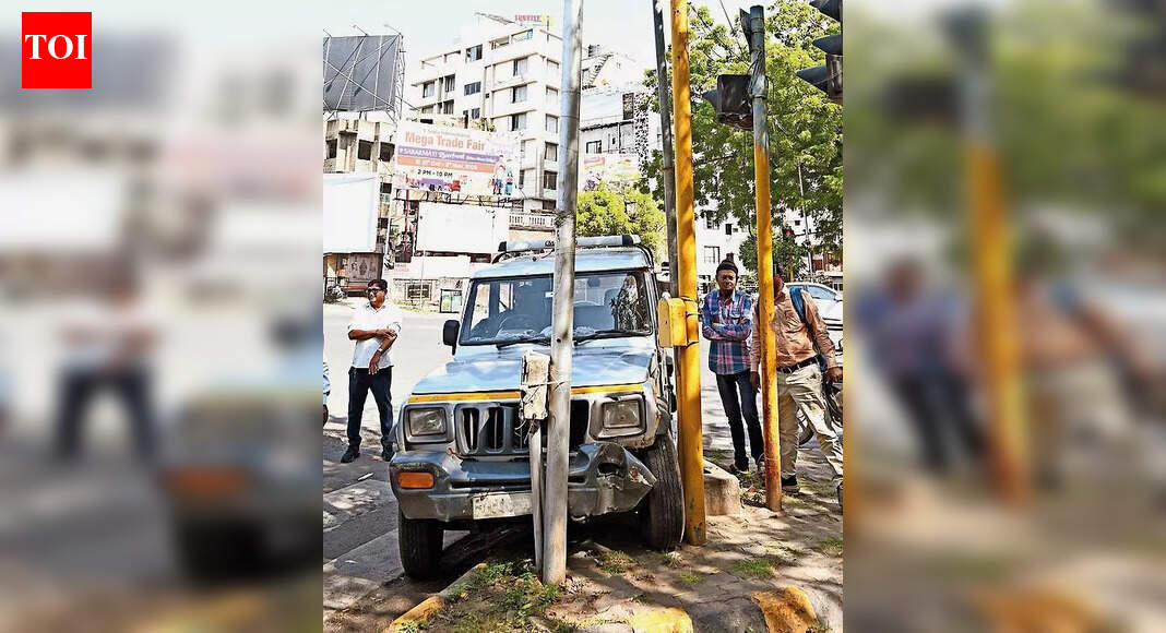 Drunk driver rams into car, flees | Ahmedabad News - The Times of India