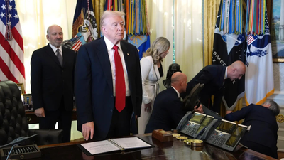  Trump's guest faints during White House event; netizens slam his 'too calm' response