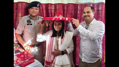 Shower of love & applause as WC star Uma returns home