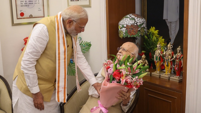  PM Modi extends wishes to LK Advani on 98th birthday; hails his contributions
