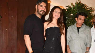 Ajay Devgn’s polite gesture for Rakul Preet is a sight to sore eyes at 'De De Pyaar De 2' promotions