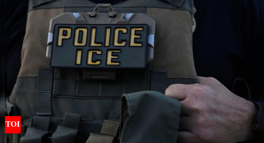 <div>'He’s having a seizure': US ICE faces backlash after man collapses during wife's arrest; DHS claims 'false narrative'</div>