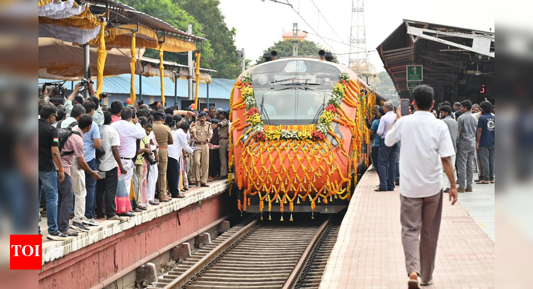 Coimbatore gives grand reception to Ernakulam – Bengaluru Vande Bharat Express train