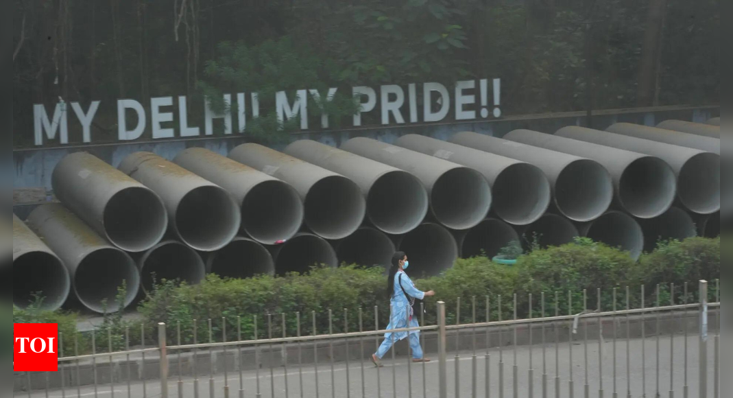 <div>Delhi enters red zone: Citizens choking on 'severe' air quality - why GRAP 3 not yet enforced?</div>