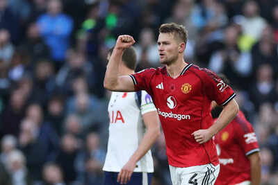  Matthijs de Ligt's last-gasp header helps Manchester United seal 2-2 draw against Tottenham Hotspur