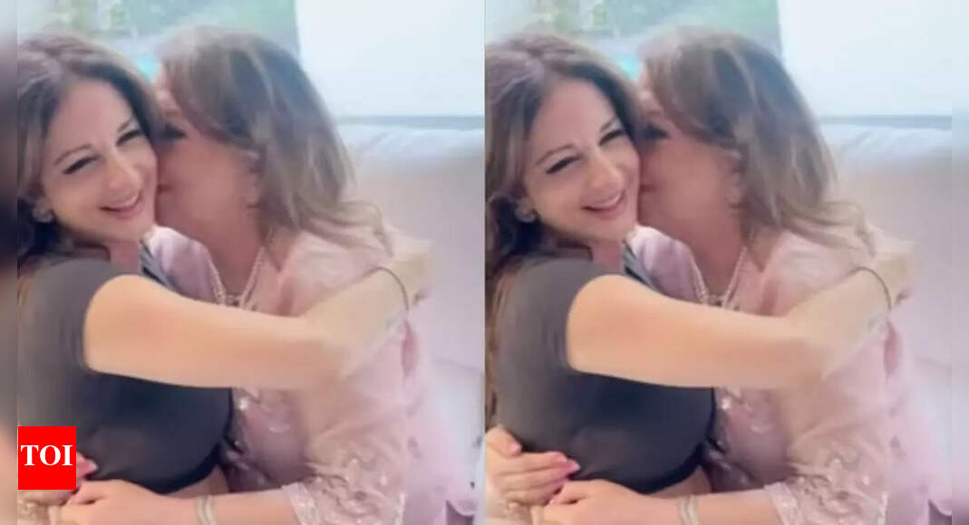 Sussanne pens an emotional note for her mother, Zarine Khan