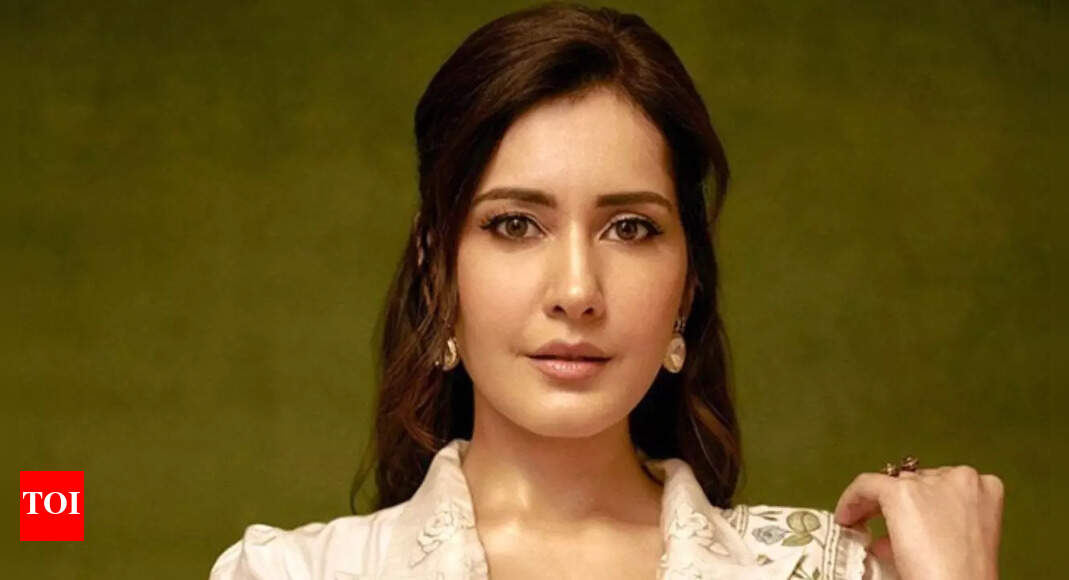 <div>Raashii shares BTS pictures from '120 Bahadur' set</div>