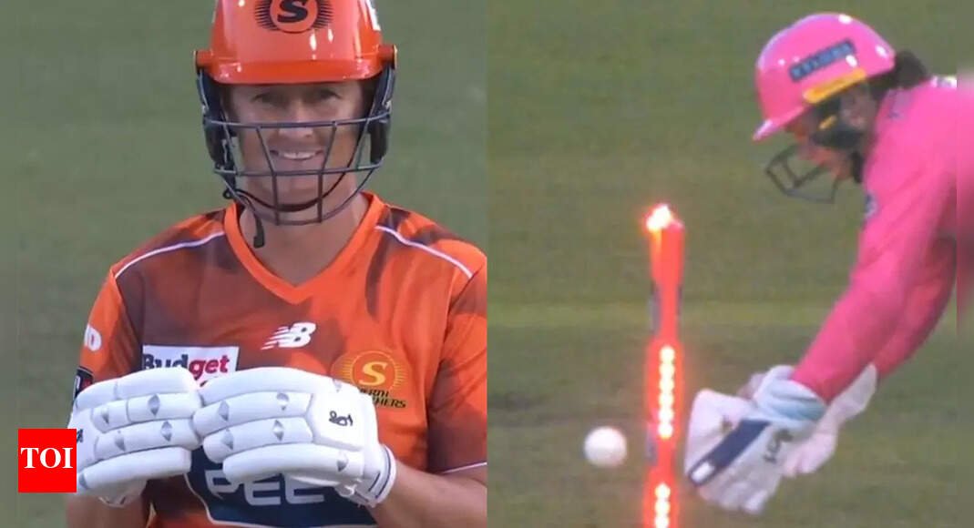 WATCH: Sophie Devine's bizarre stumping leaves fans stunned at WACA