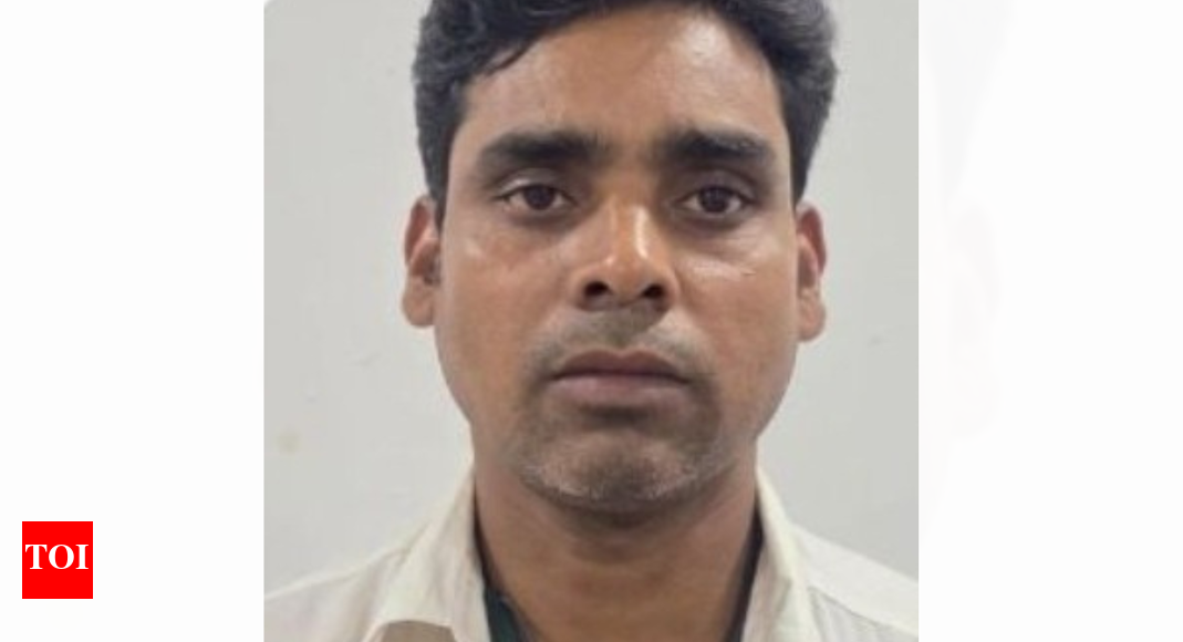 <div>Honest auto driver returns passenger's gold ornaments worth Rs 16L</div>