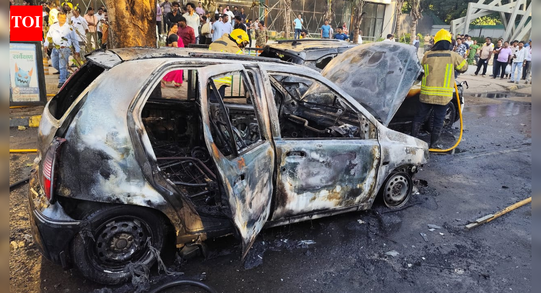 Moving car catches fire in Koparkhairane, SUV parked on roadside gutted ...