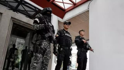  Violence over transfer to 'maximum-security' prison; 31 killed