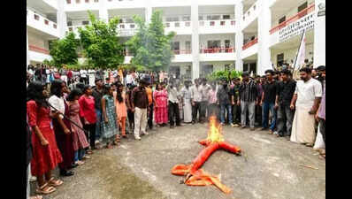 Alleged casteist remarks: HC stays arrest of Kerala University prof
