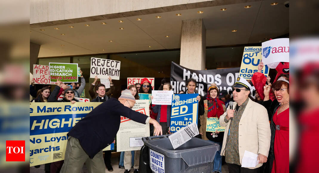 पूरे अमेरिका में प्रोफेसर मार्क रोवन का विरोध कर रहे हैं: ट्रम्प के उच्च शिक्षा समझौते के पीछे अरबपति
