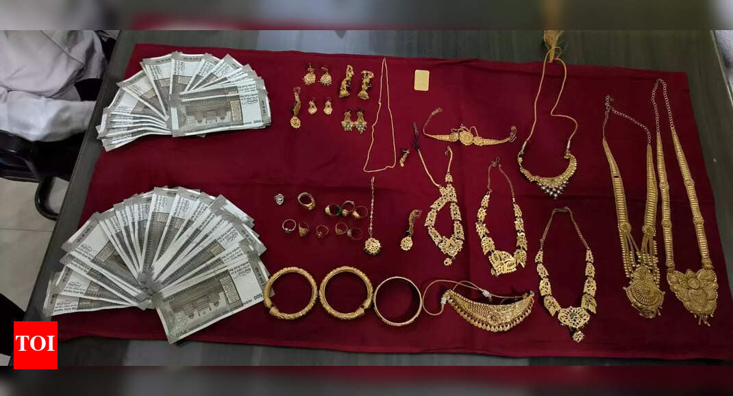 19-yr-old arrested, minor detained for stealing gold worth Rs 30lakh, cash
