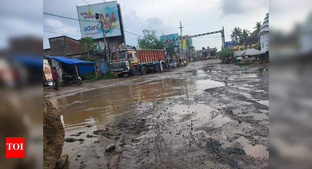 Bumpy ride awaits commuters on main Puri-Konark approach road