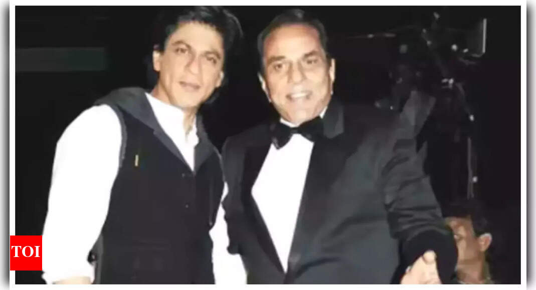 Shah Rukh Khan visits Dharmendra in hospital- WATCH