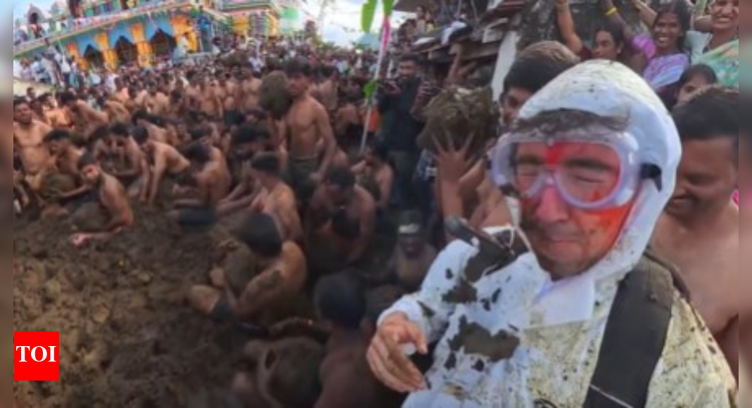 <div>'Wild': Australian senator says he just discovered 'Indian poop throwing festival'</div>