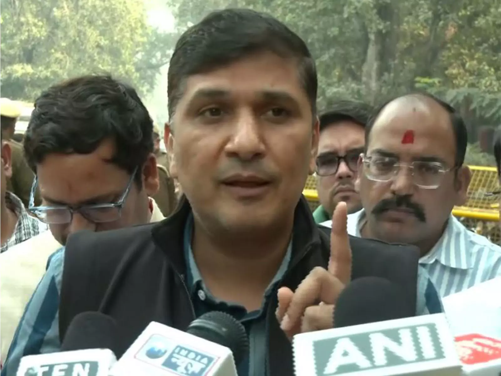 <div>Delhi blast: 'Sympathy has no value if government can't provide ambulance,' says AAP's Saurabh Bharadwaj after meeting injured victims at hospital</div>