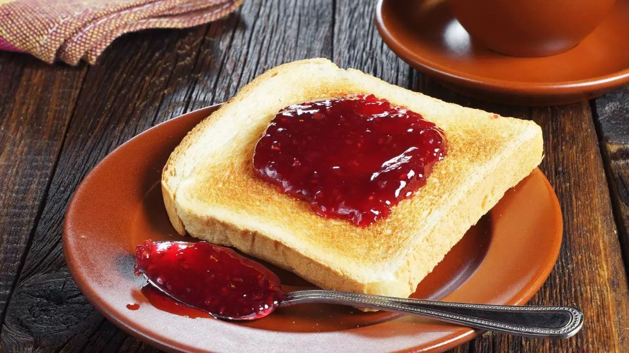 Stop eating white bread toast for breakfast: How it affects blood sugar, hunger, and weight