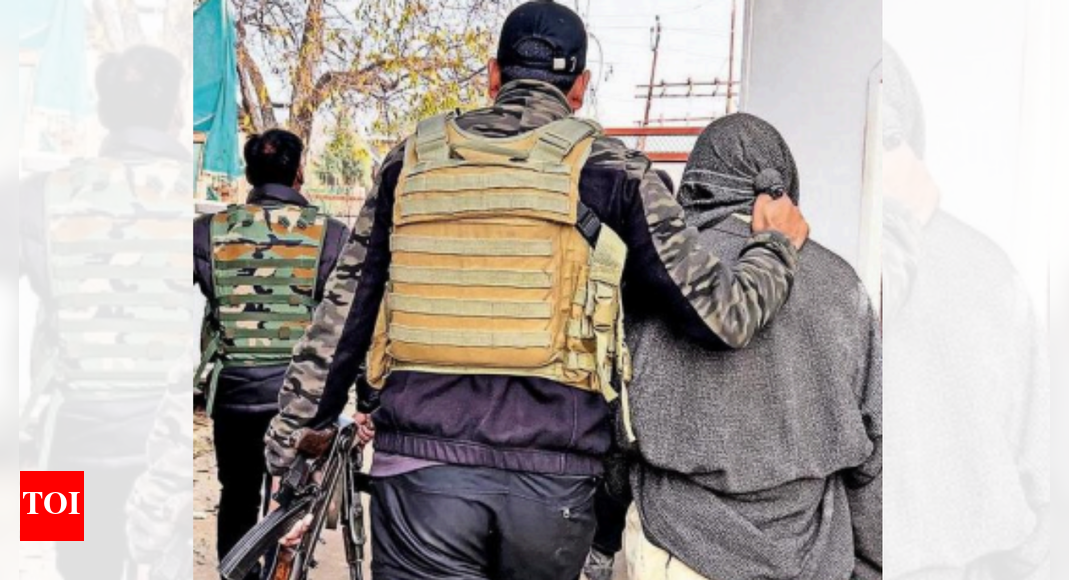 <div>Despair & disbelief at doctors' homes in J&K</div>