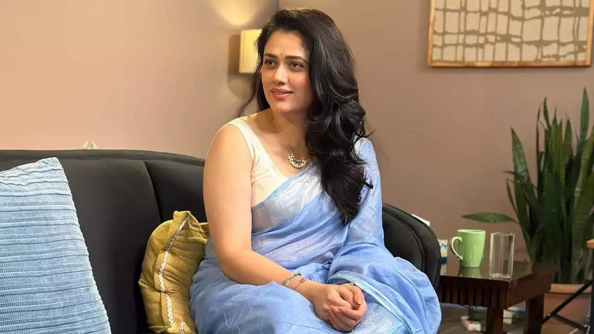 Girija Oak viral look