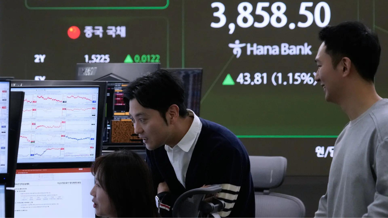  Asian stocks gain on US budget deal hopes; crude steadies on demand outlook