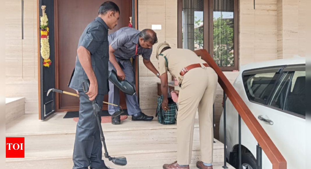Bomb squad personnel checking at the house of minister Anbil Mahesh Poyyamozhi near Thennur on Wednesday: R Baskar