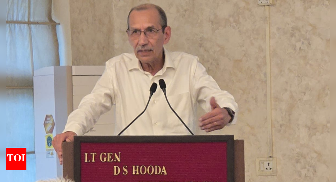 <div>'Deliberate': Former army commander alleges his car hit by 2 Punjab Police jeeps escorting 'VIP'; oversaw PoK surgical strikes</div>