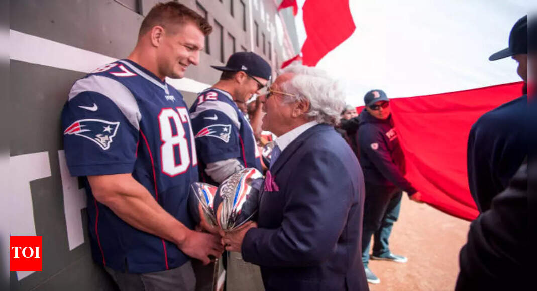 Rob Gronkowski shares fun banter with Robert Kraft after one-day Patriots contract ahead of Thursday Night Football