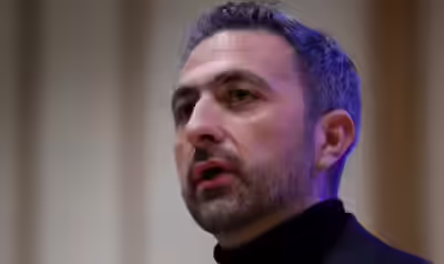 El CEO de Microsoft AI, Mustafa Suleyman, advierte sobre la carrera descontrolada hacia la superinteligencia artificial y apuesta por una “superinteligencia humanista”