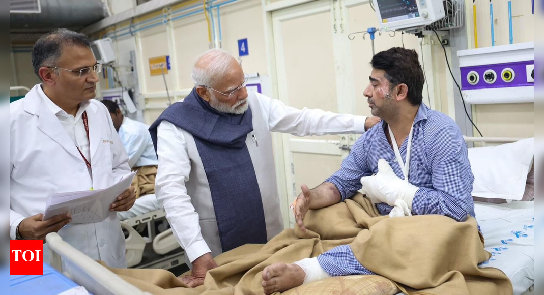 <div>Delhi blast: AAP claims 'new plaster, costume' for victim before PM Modi visit; BJP claps back</div>