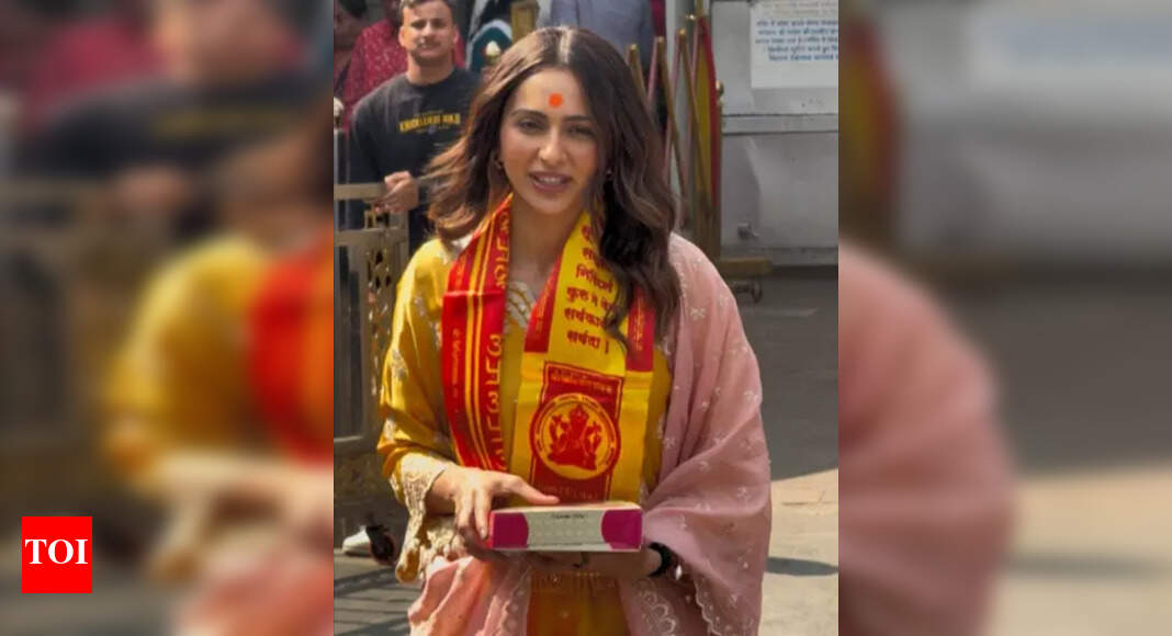 Rakul Preet seeks blessings at Siddhivinayak ahead of release; Opens up on working with R. Madhavan in ‘De De Pyaar De 2’