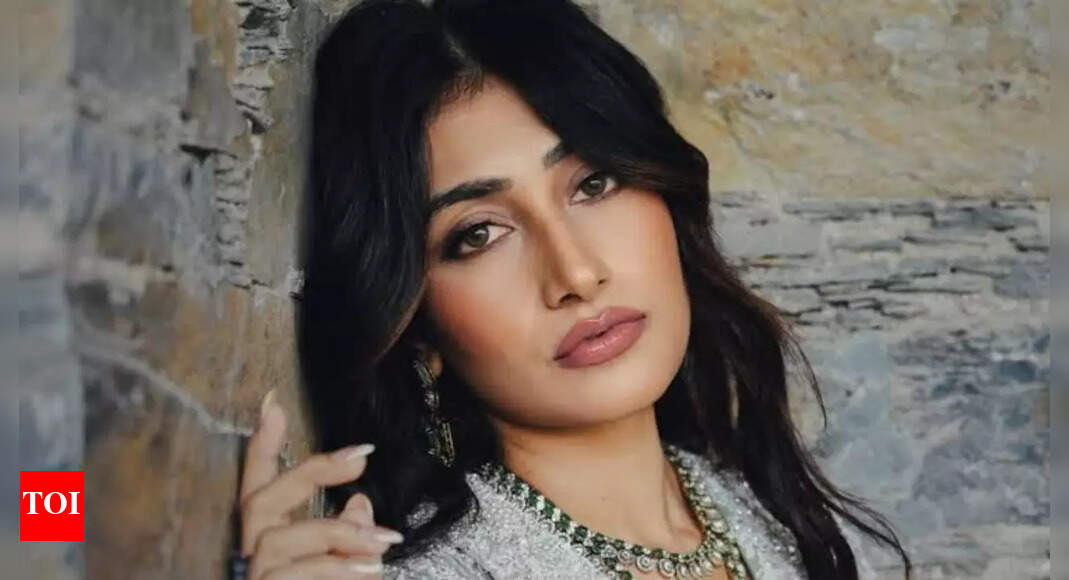 Dhanashree Verma’s heartwarming paparazzi moment; she says ‘Dhyaan se yahan pe’ - Watch