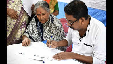 In most paras, elderly voters crowd help desks