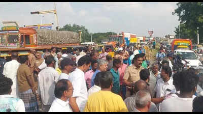 Residents block highway seeking underpass at Sanjeevi Nagar