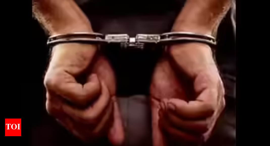 Mumbai: Two men held for stealing phone from auto at Goregaon