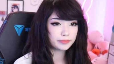 Emiru sparks confusion by revealing an unexpected warning to stop flying alone after her TwitchCon assault